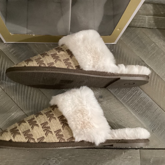 MICHAEL MICHAEL KORS Women's Tula Scuff Slip-On Cozy Slippers, size 10 - Picture 5 of 7